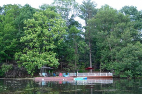 3 Acre Lake Paradise Swimming Pool & Jacuzzi HotTub!